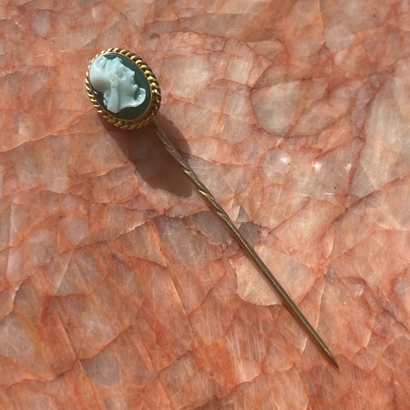 Antique💚14KT💚Gold Cameo Stick Hat Pin Green White Stone - Picture 8 of 8